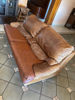 Sofás de piel beige y marrón