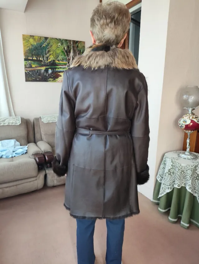 Abrigo de cuero con cuello de pelo
