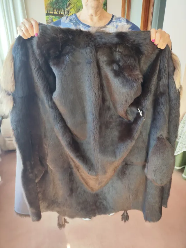 Abrigo de cuero con cuello de pelo