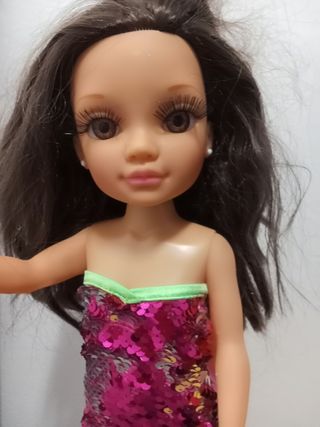 Muñeca Mónica con vestido brillante