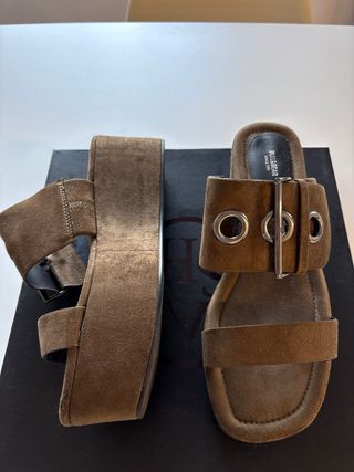 Sandalias Pull&Bear plataforma antelina y hebillas