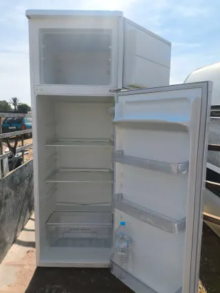 Nevera blanca con congelador zanussi
