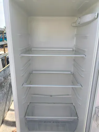 Nevera blanca con congelador zanussi
