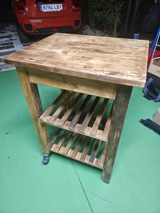 Mesa de madera pino con ruedas