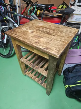 Mesa de madera pino con ruedas