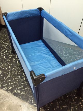 Cuna de viaje azul con colchón 