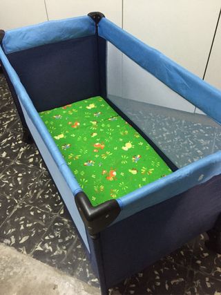 Cuna de viaje azul con colchón 