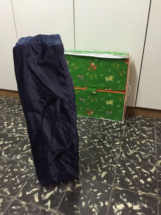 Cuna de viaje azul con colchón 