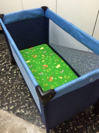 Cuna de viaje azul con colchón 