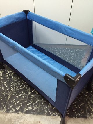 Cuna de viaje azul con colchón 