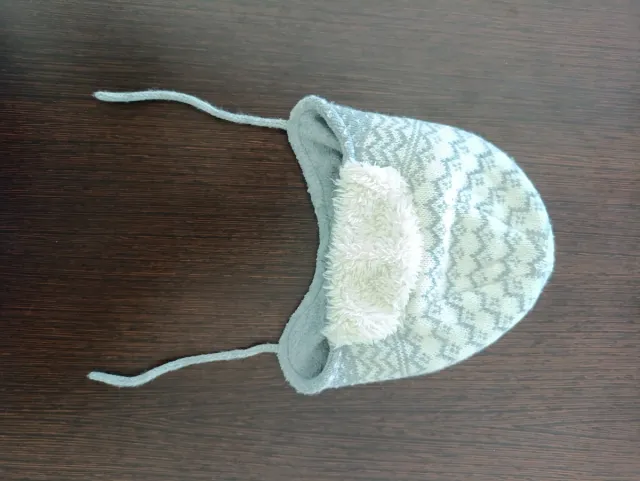 Gorro de bebé tejido con orejeras
Talla 47cm