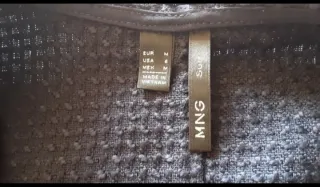 Chaqueta Mango estilo Chanel azul marino. 
