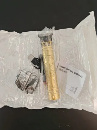 Regolabarba dorato con accessori