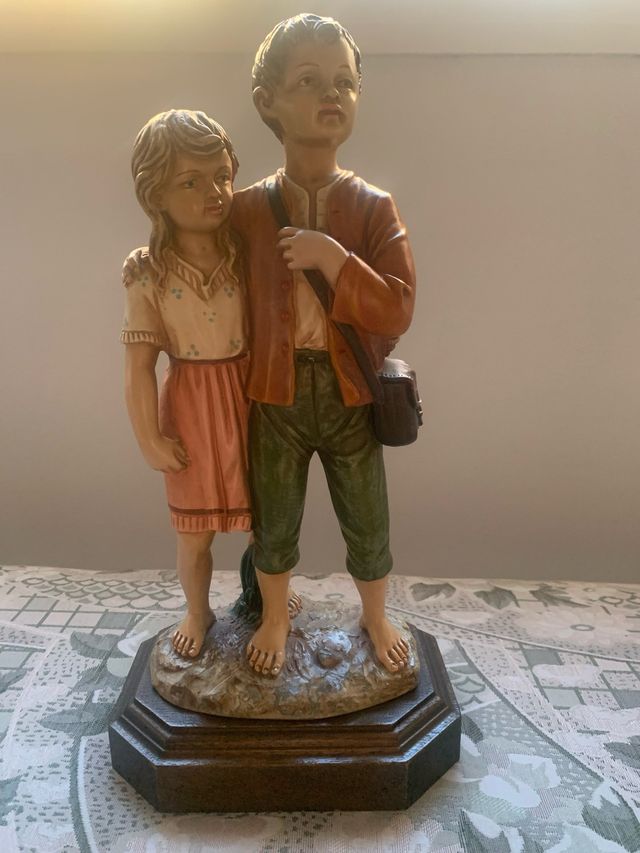 Figura niños porcelana peana madera