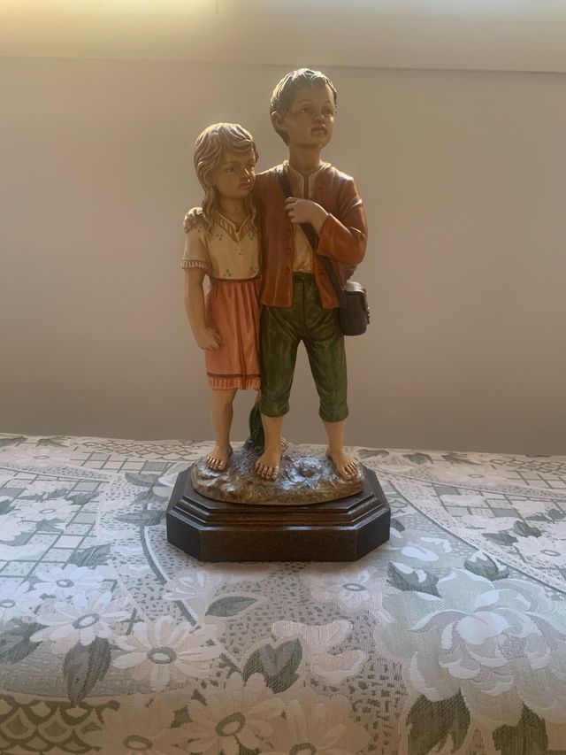 Figura niños porcelana peana madera