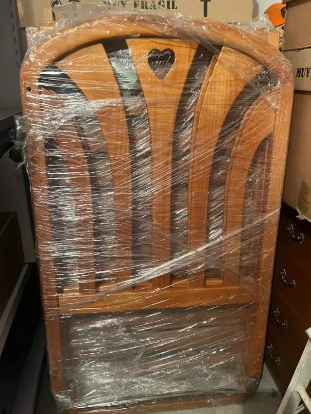 Cuna de madera con corazón