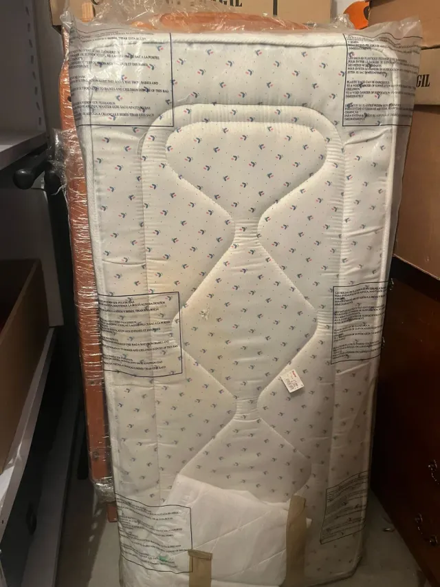 Cuna de madera con corazón