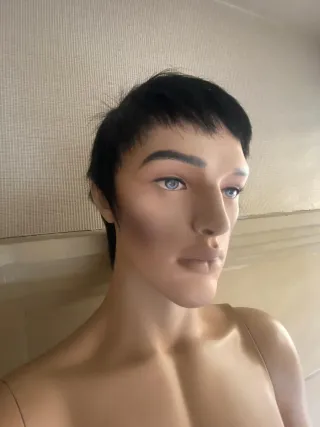 Maniquí de caballero gris