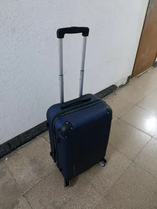 Maleta de viaje azul con ruedas