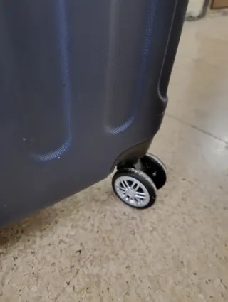 Maleta de viaje azul con ruedas