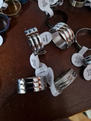 Anillos de acero inoxidable plateados