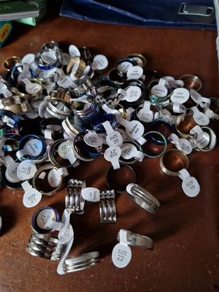 Anillos de acero inoxidable plateados