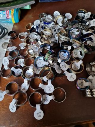 Anillos de acero inoxidable plateados