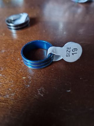 Anillos de acero inoxidable plateados