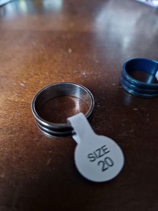 Anillos de acero inoxidable plateados