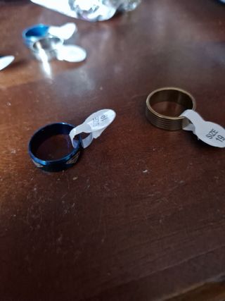 Anillos de acero inoxidable plateados