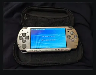 PSP 2004 Plateada+Cargador + Funda + Batería nueva