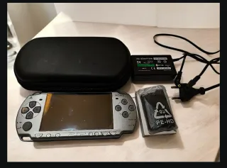 PSP 2004 Plateada+Cargador + Funda + Batería nueva