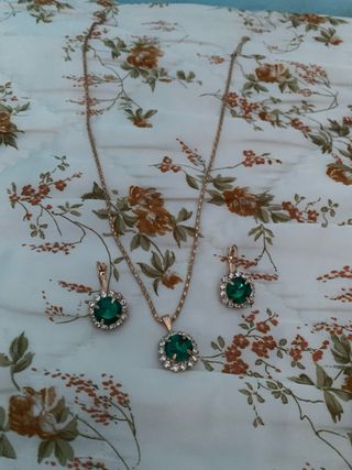 Collar y pendientes oro verde