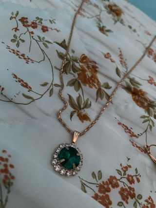 Collar y pendientes oro verde