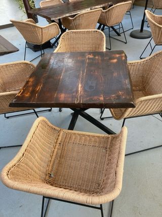 Mesa y sillas de exterior