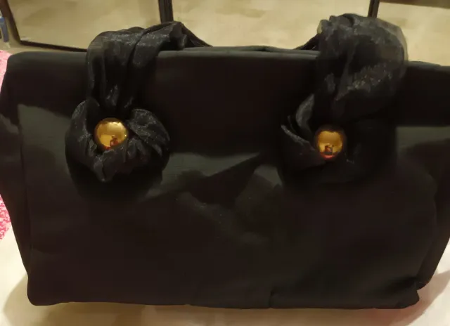 Borsa donna nera con fiore e sfera dorata