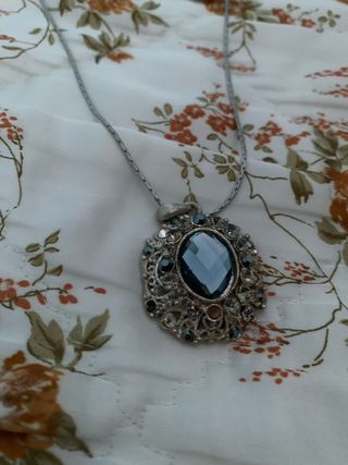 Collar plateado con piedra azul