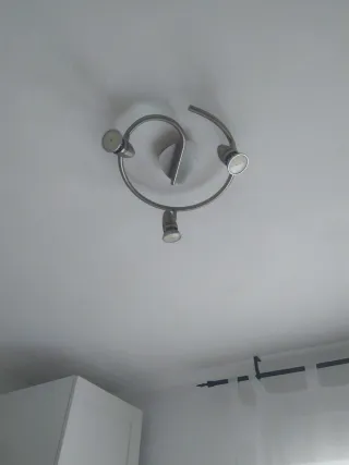 Lámpara 3 focos Ikea gris metal +aplique