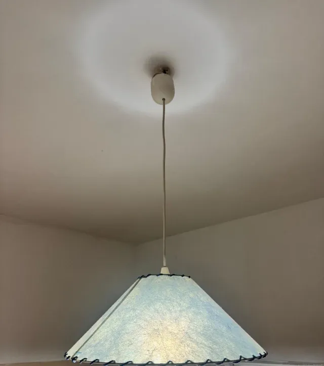 Lámpara de techo azul y blanca