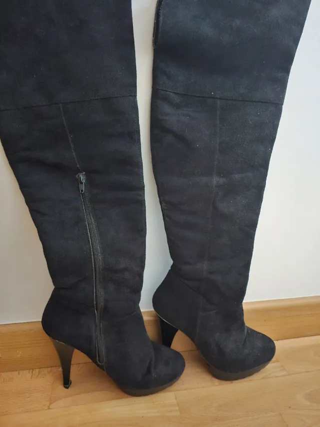 Botas altas de tacón negras