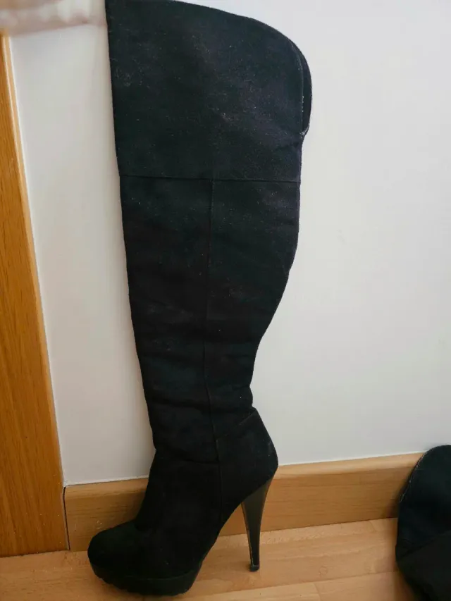 Botas altas de tacón negras