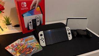 Nintendo Switch OLED bianco + custodia + 2 giochi