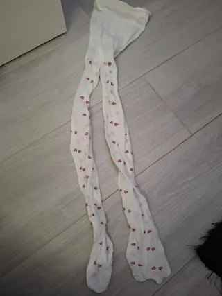 Medias niña con corazones rojos
