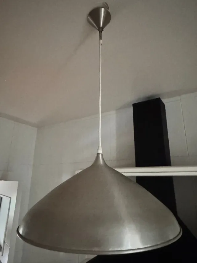 Lámpara de techo roja y gris