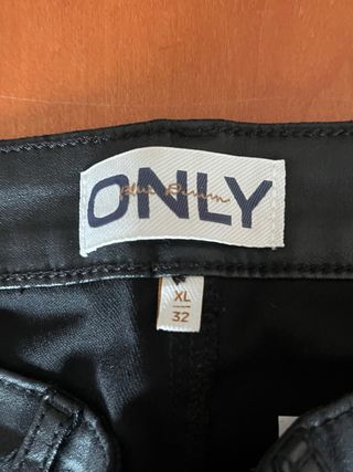 Pantalón polipiel negro