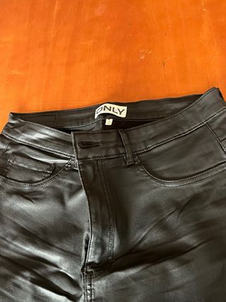 Pantalón polipiel negro