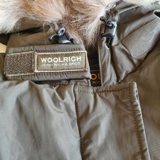 Abrigo Woolrich verde con capucha y pelo Talla M