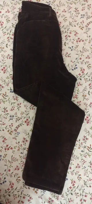 Elegante pantalón marrón de terciopelo