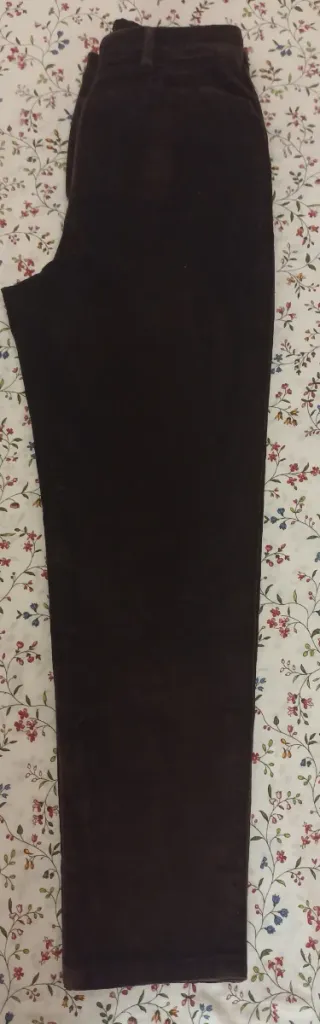 Elegante pantalón marrón de terciopelo