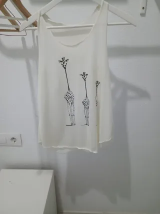 Camiseta tirantes con jirafas